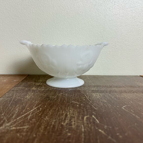 Jeanette Glass‎ Vintage Milk Glass Iris Floral Herringbone pedestal Compote dish - Picture 1 of 9